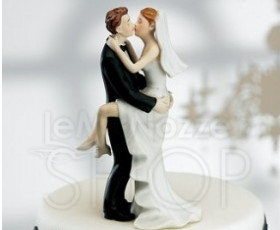 Cake topper con sposi abbracciati