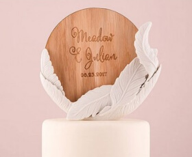 Cake topper personalizzato con piuma bianca