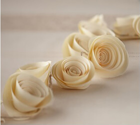 Ghirlanda decorativa con rose in carta per ricevimento di nozze