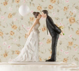 Cake topper con sposi che si baciano con palloncino