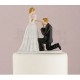 Cake topper sposo che bacia la mano della sposa