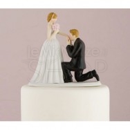 Cake topper sposo che bacia la mano della sposa