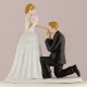 Cake topper sposo che bacia la mano della sposa