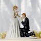 Cake topper sposo che bacia la mano della sposa