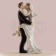 Cake topper con sposi abbracciati