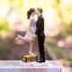 Cake topper con bacio tra sposini