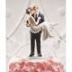 Cake topper con sposa in braccio allo sposo