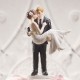 Cake topper con sposa in braccio allo sposo