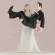 Cake topper sposo in braccio alla sposa