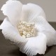 Clip per capelli con fiore bianco e interno di perle