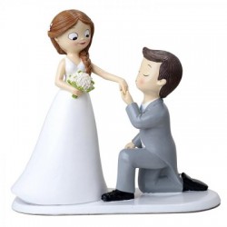 Cake topper sposo che bacia la mano della sposa