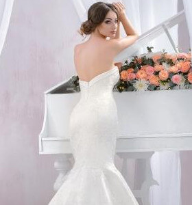 Abito da sposa in pizzo con schiena scoperta