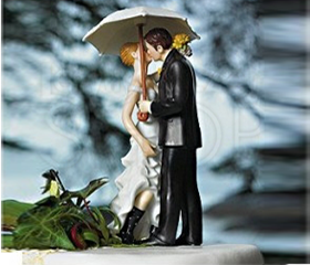 Cake topper con sposi sotto l'ombrello 