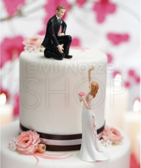 Cake topper con sposo in ginocchio