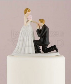 Cake topper topper sposo che bacia la mano alla sposa 