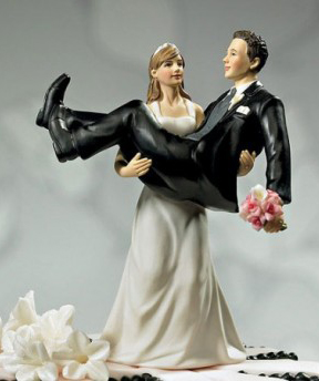 Cake topper sposo in braccio alla sposa