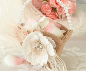 Cestino porta petali stile country con fiore e perle