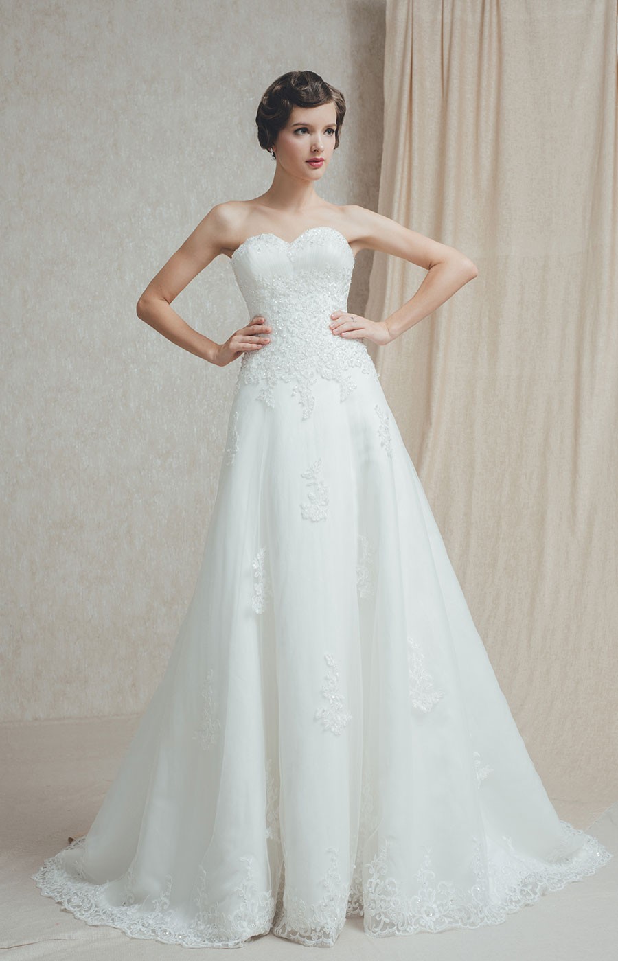 Abito da sposa classico con coprispalle staccabile Mod. Maria